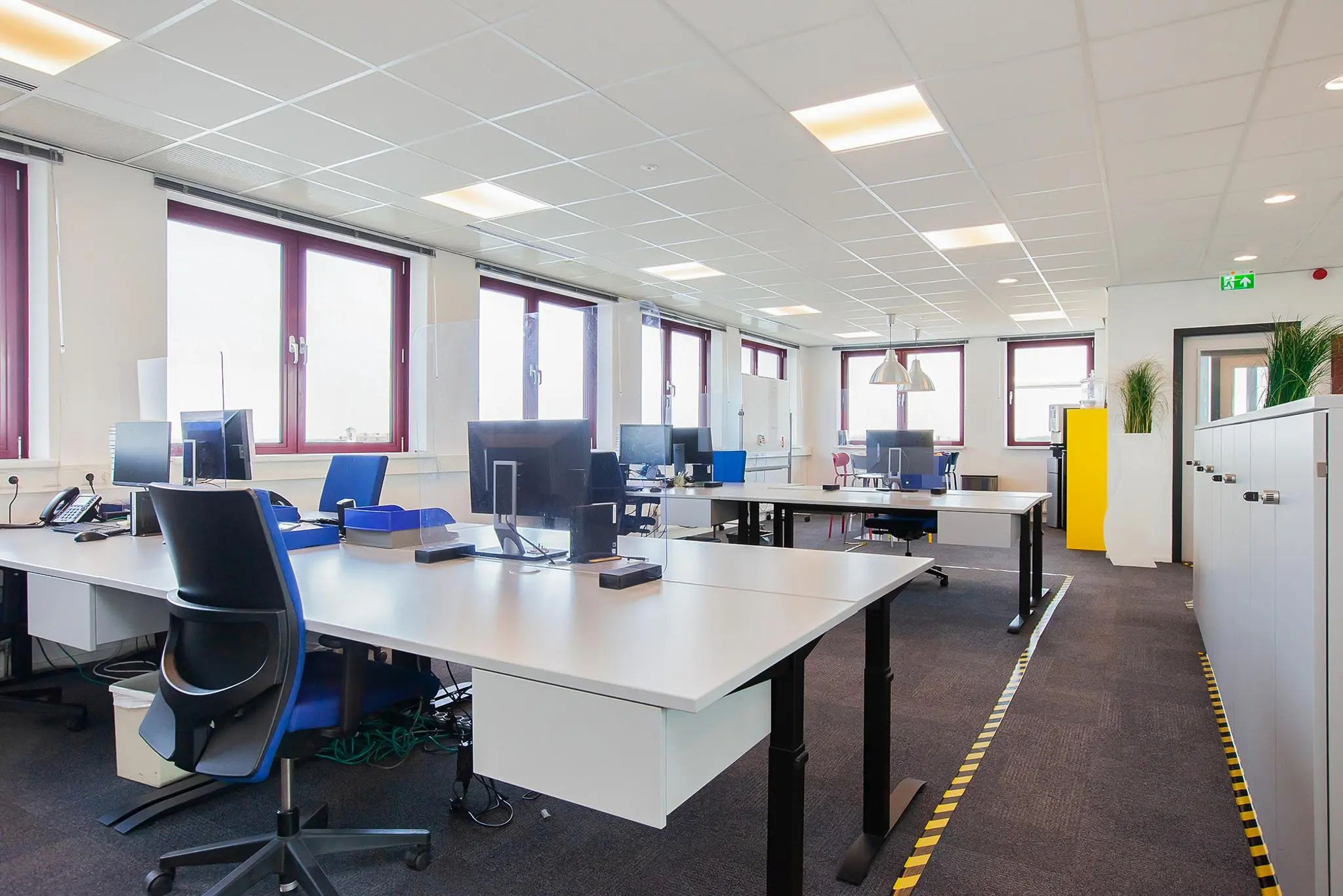 Modern kantoorinterieur aan de Laan der Verenigde Naties met werkplekken, computers en veel daglicht.